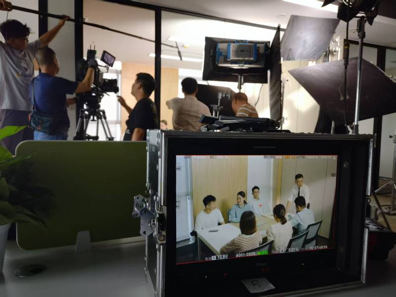 东湖区TVC拍摄公司：科技产品视觉化大师，诠释未来感与功能美学